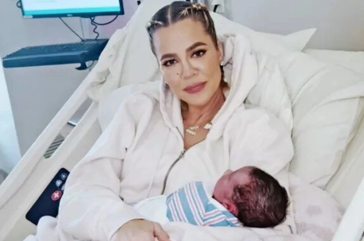 Khloé Kardashian presenta oficialmente a su bebé de vientre de alquiler